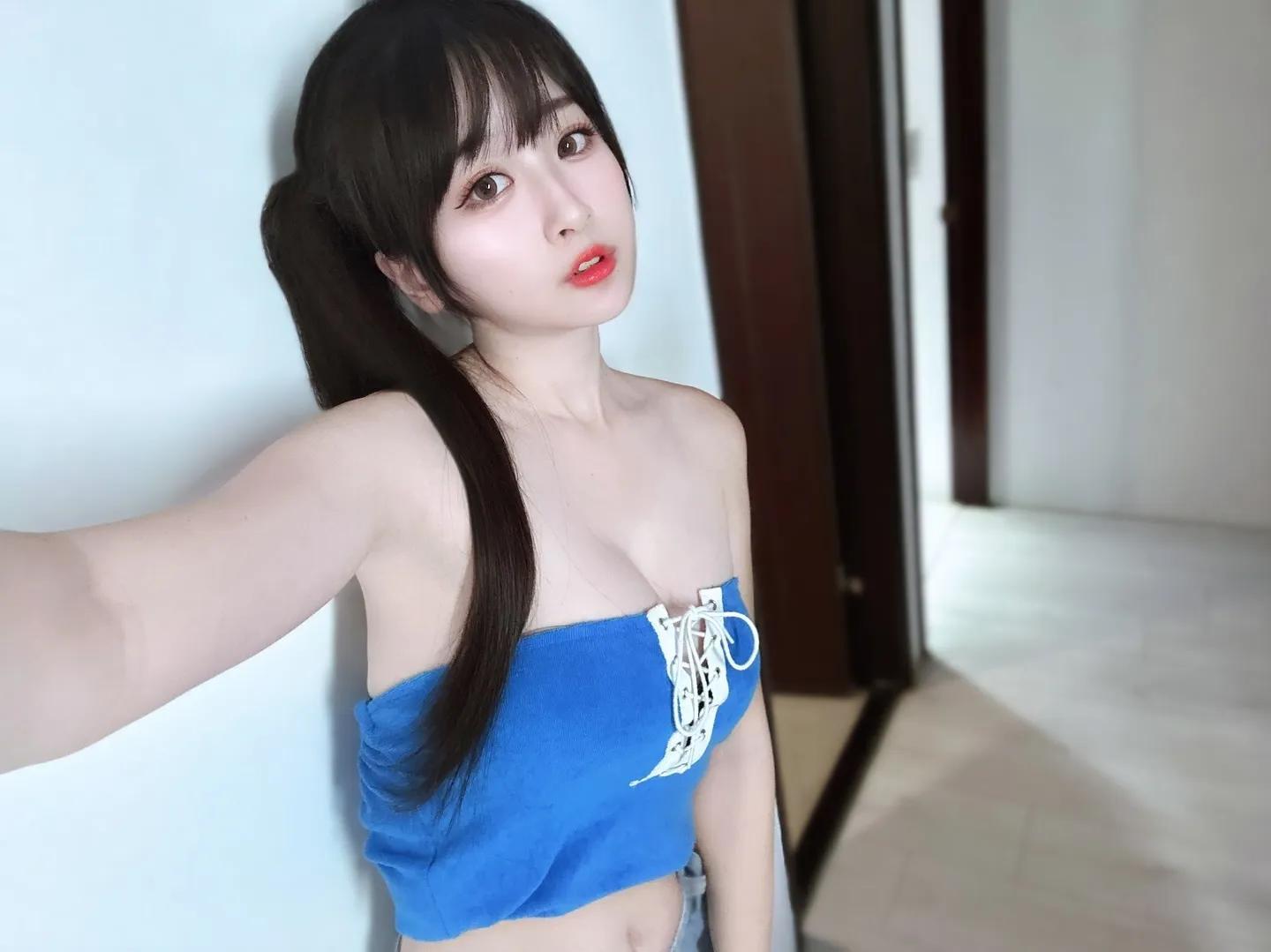 神颜值「薇薇」腰线完美 展现饱满火辣身材(1)