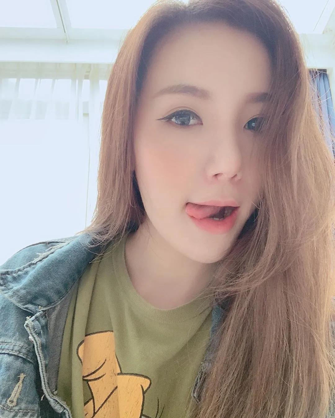 喝奶补奶！Luna滢滢在「液想世界」白色牛奶湿身大开车头灯(13)