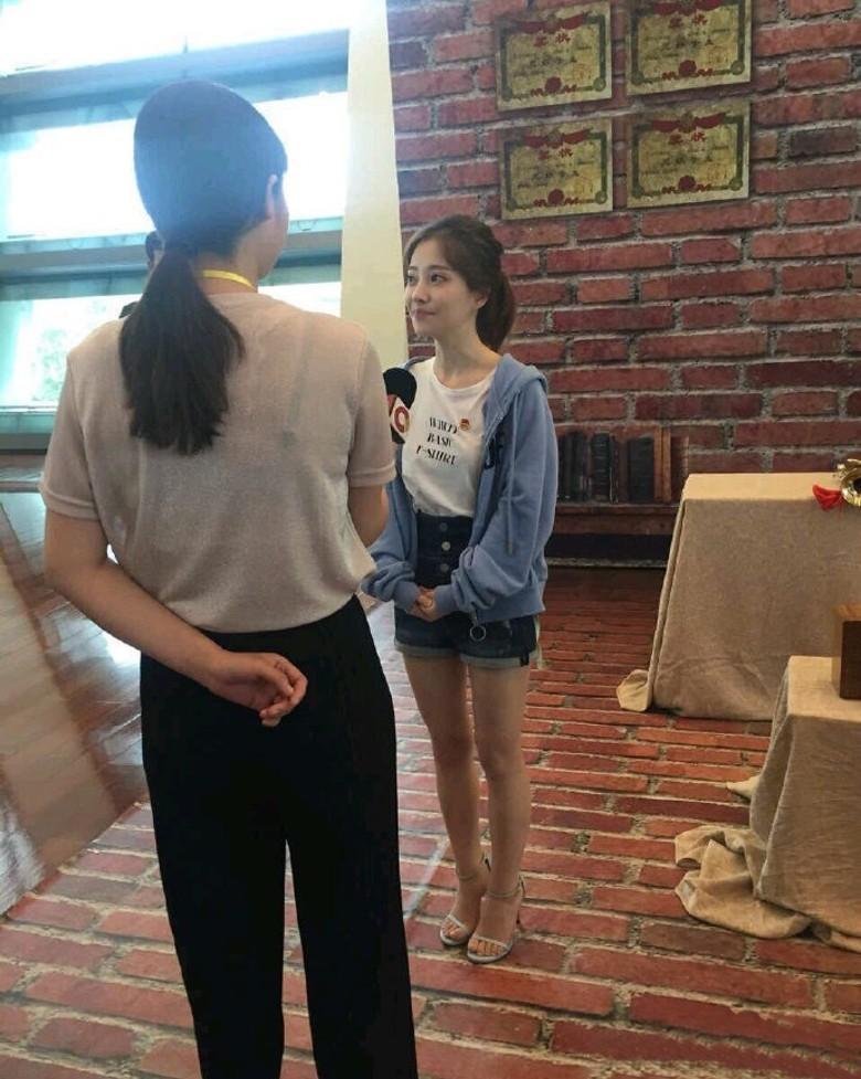 知名网红冯提莫罕有出席现场活动 身高目测得1.2米被称「合法萝莉」(19)