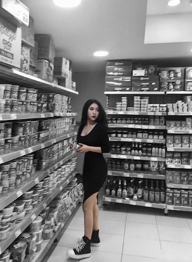 暗黑系越南辣妹「phoanh」穿衣有个性，「丰满身材」侧面看过去更凶猛了！-小湿妹图(13)