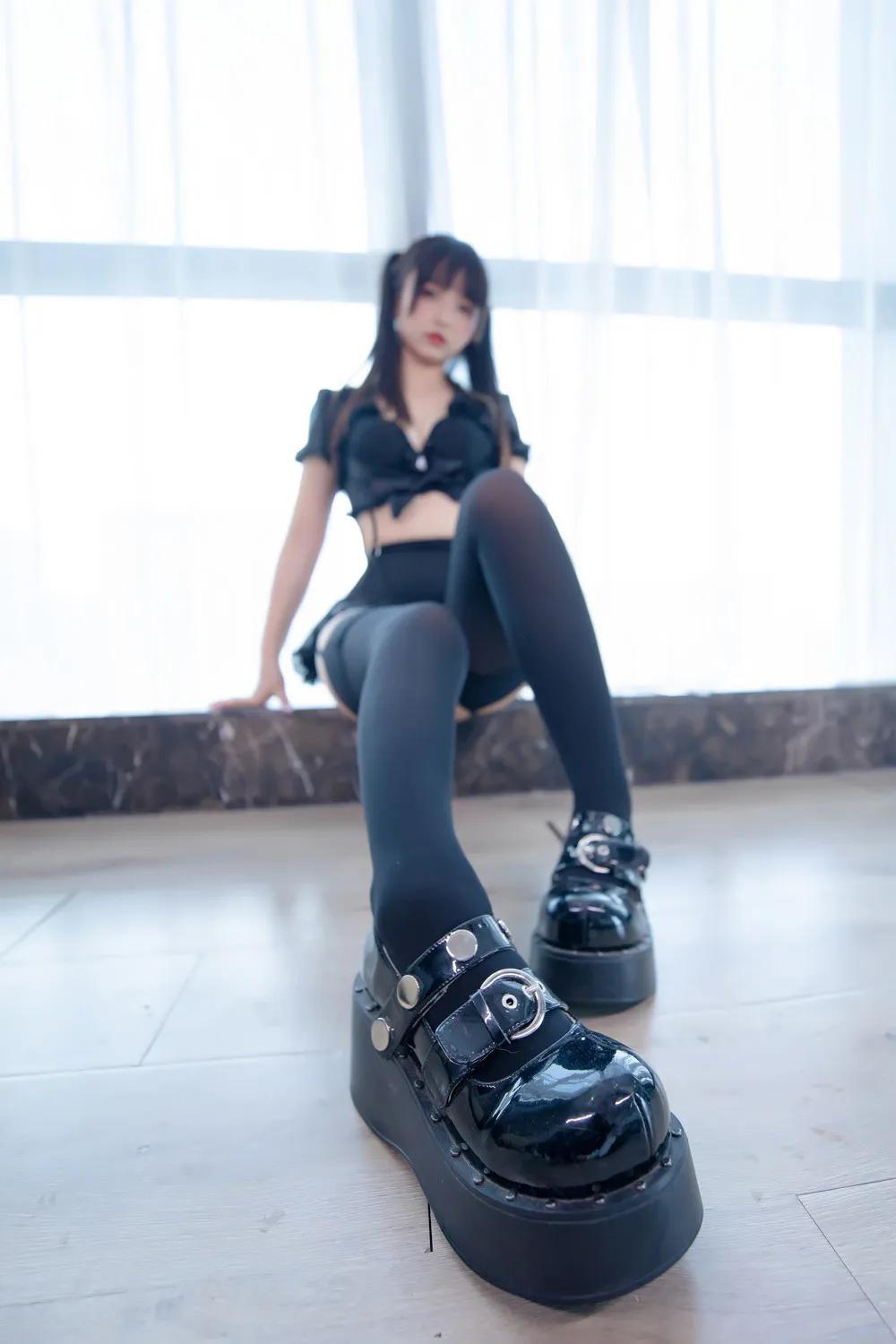 神楽坂真冬《吊带袜领域2》美腿特写挑逗你神经(18)