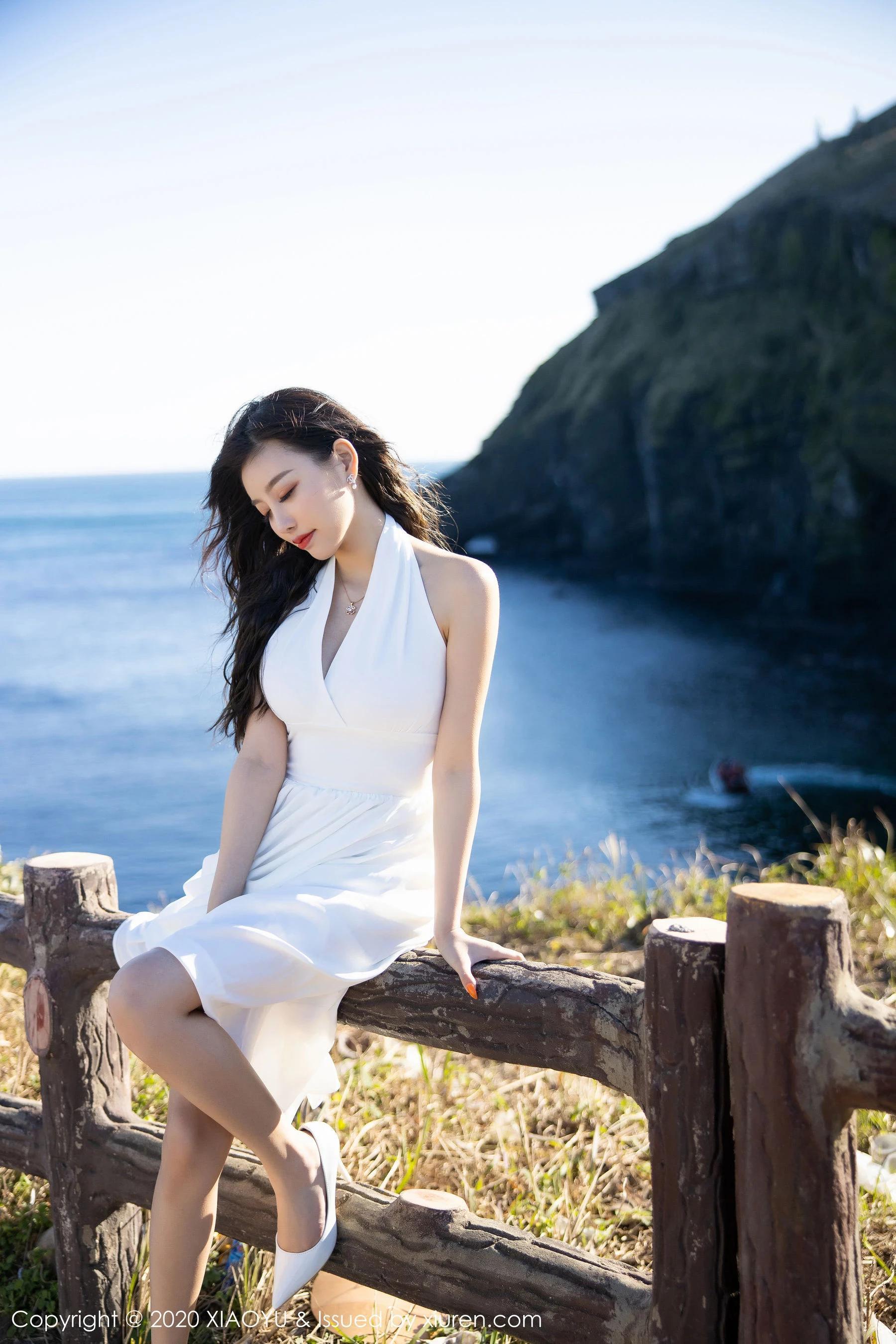 銀色吊裙與朦朧絲襪(38)