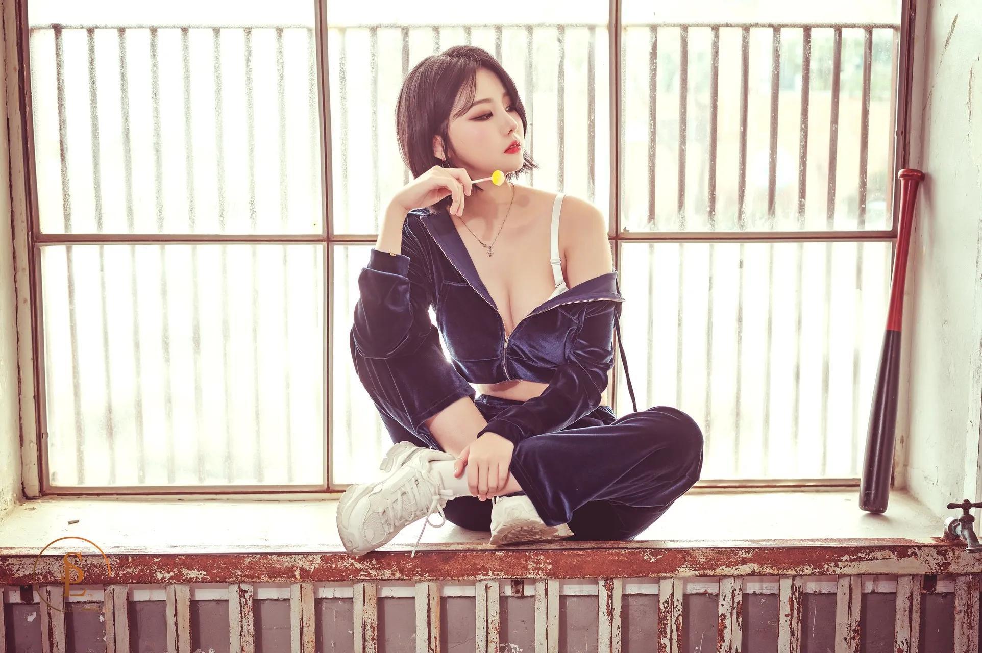 [Yuna 유나] 眼睛电力满满...火辣身材喷鼻血(1)