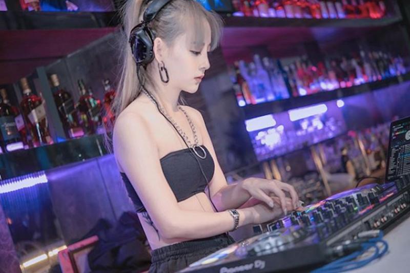 像猫一样迷人！冷艳女DJ「柯俐安」专业性感，打碟架势十足！(2)