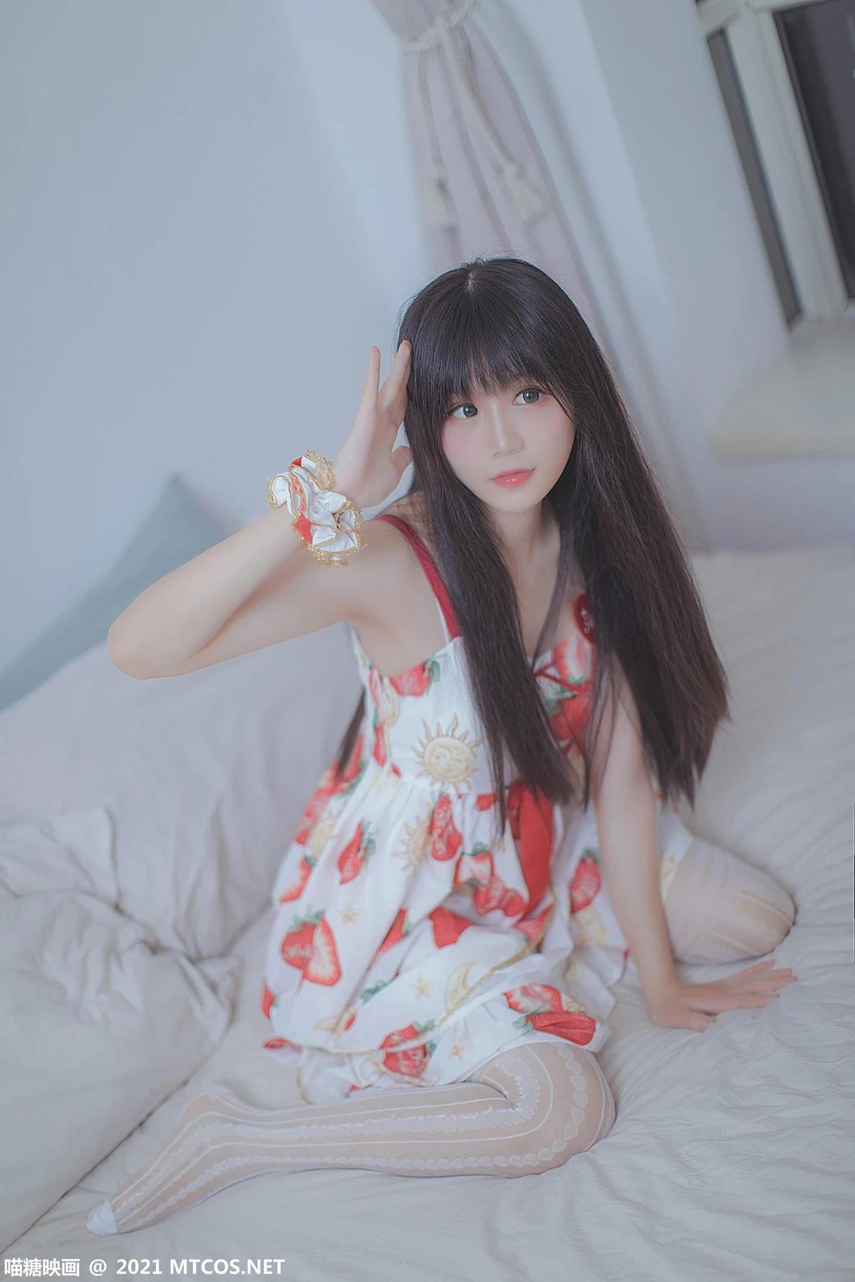 [喵糖映畫]Vol.407_齊劉海美少女私房床上草莓小裙子配白絲襪秀美腿性感寫真40P(13)