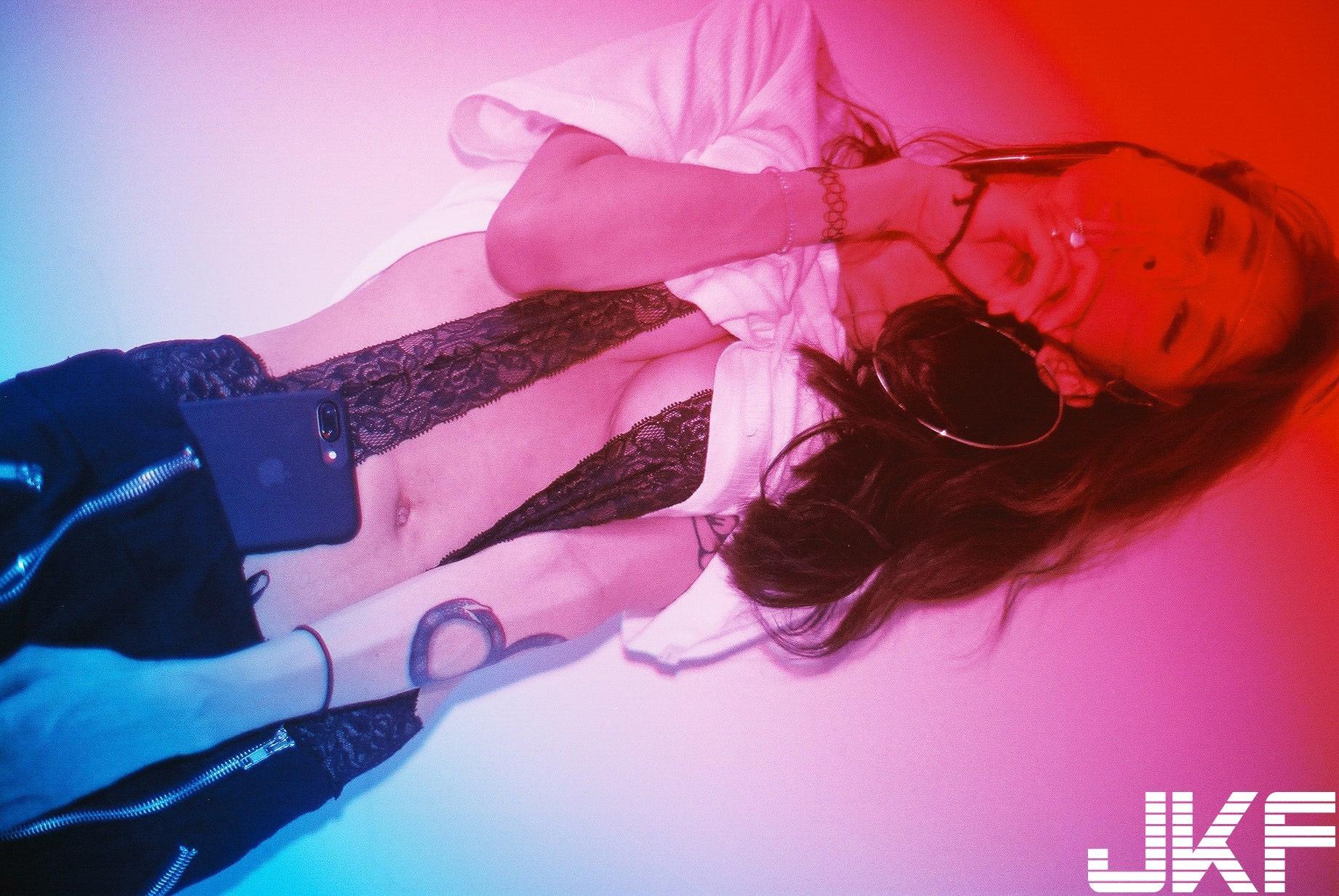 极致诱惑！JKF福利摄「美胸小潮妹」姿势太诱惑！时尚的街头潮拍画面好火辣…-小湿妹图(17)