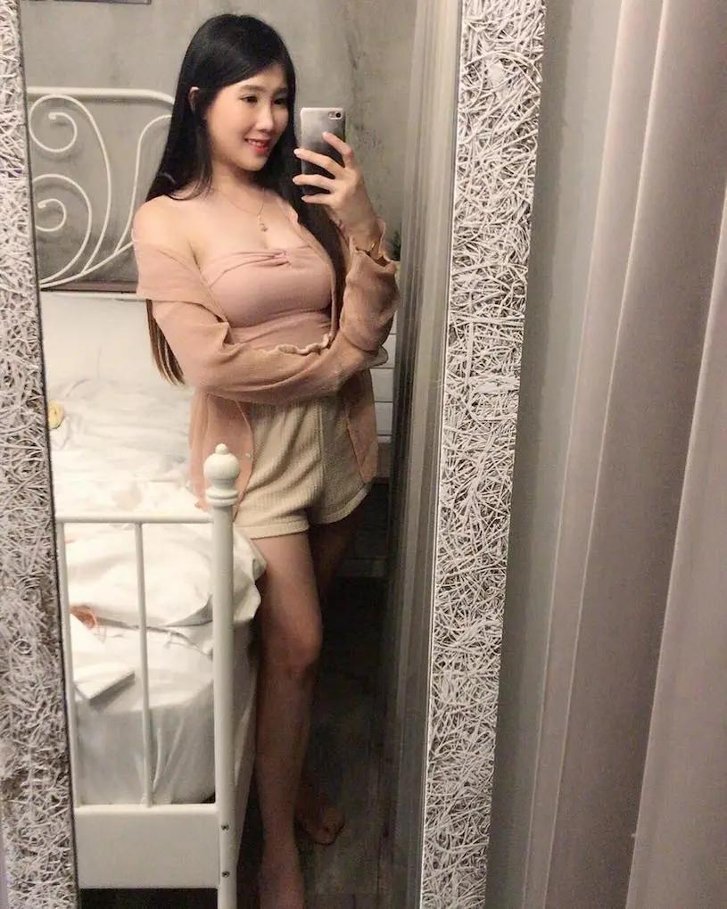 气质芭蕾舞者「低胸舞衣」好惊艳，跳舞时的白嫩美乳太吸睛！