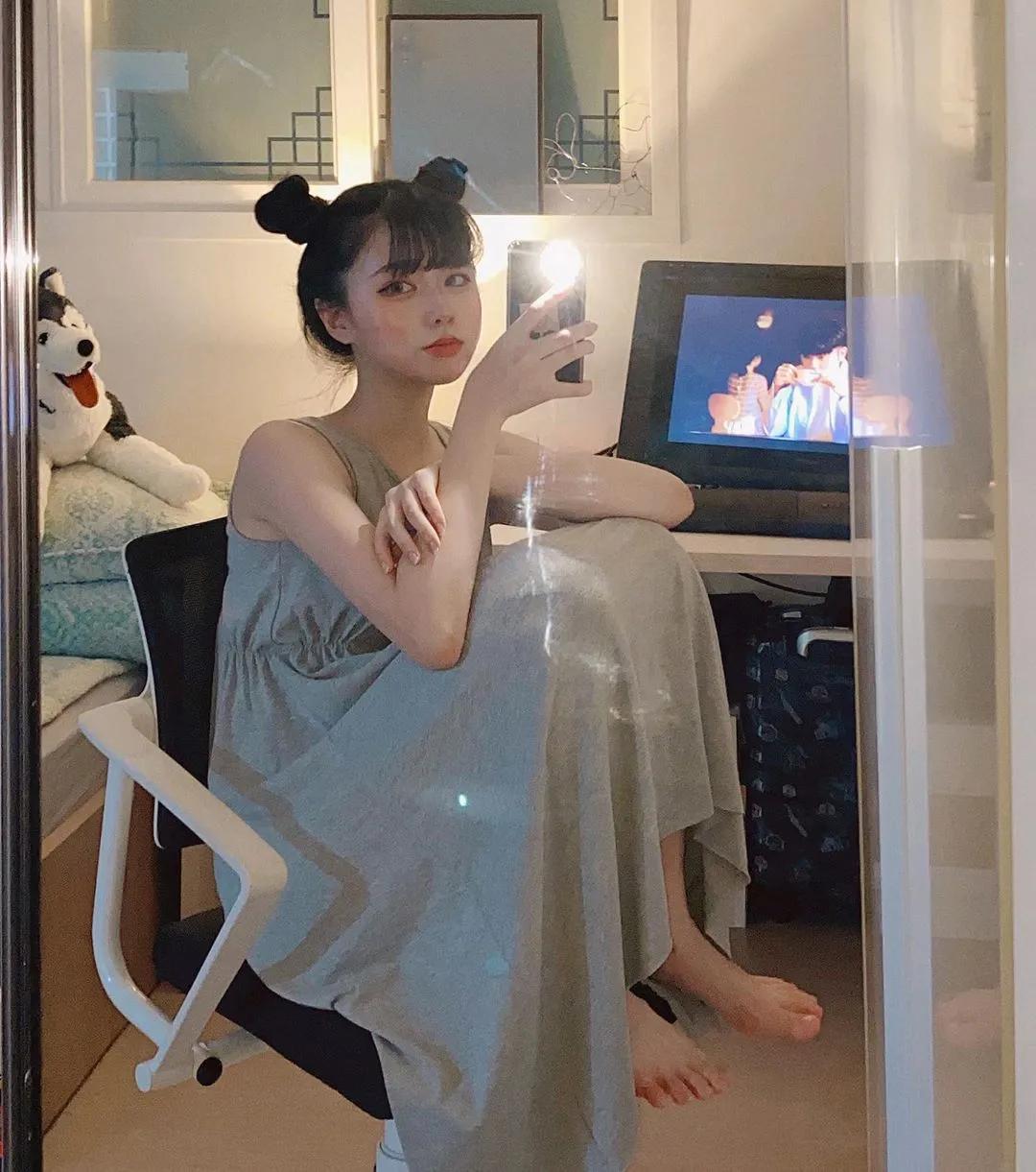 搭车遇到「超丰满白嫩正妹」，电眼超迷人对视就恋爱，本尊居然是艺校的高中嫩妹！(5)