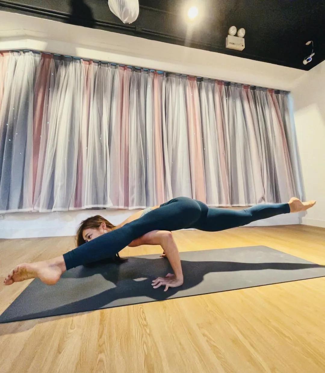 香港空姐转行当「瑜伽老师」！软Ｑ的不光是筋骨还有「浑圆饱满」的双峰！-小湿妹图(12)