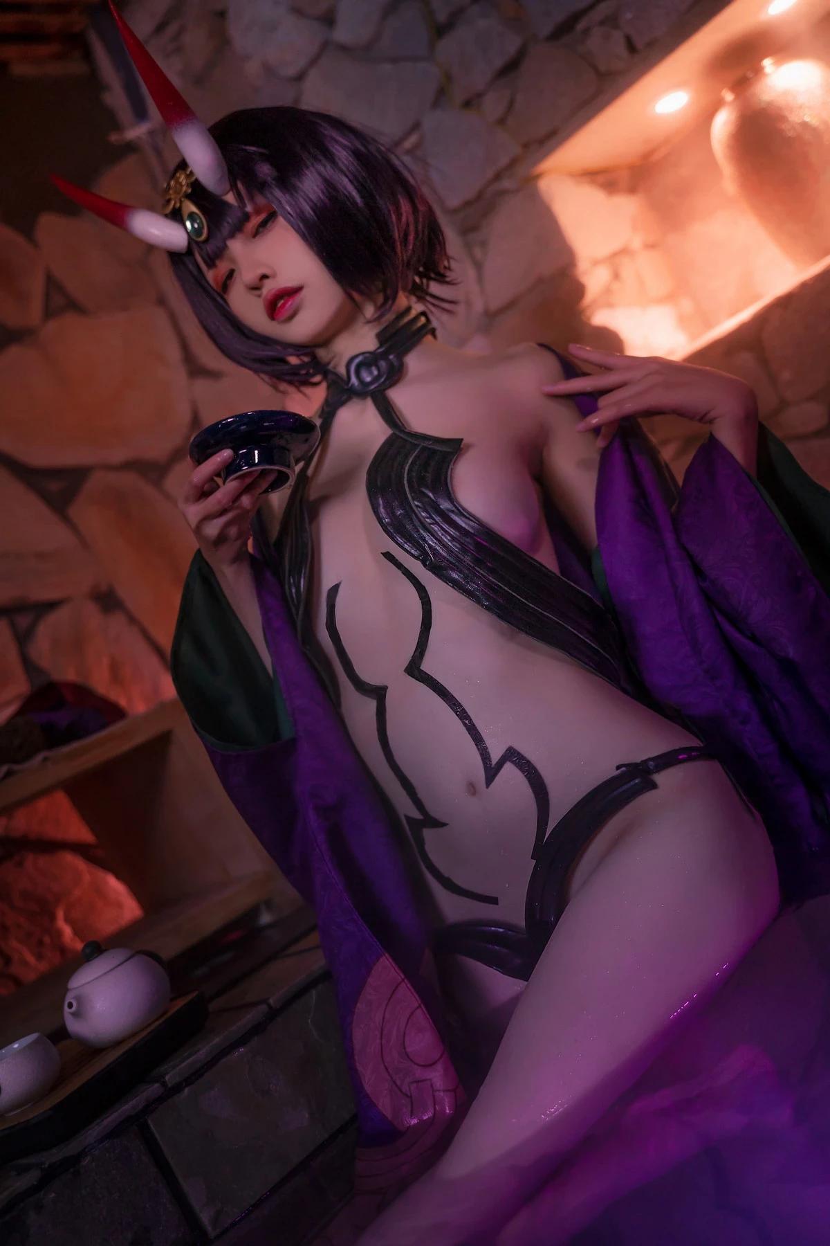 網絡美女可可老師酒吞溫泉主題脫紫色浴袍露性感黑色情趣內衣秀惹火身材誘惑寫真51P(33)