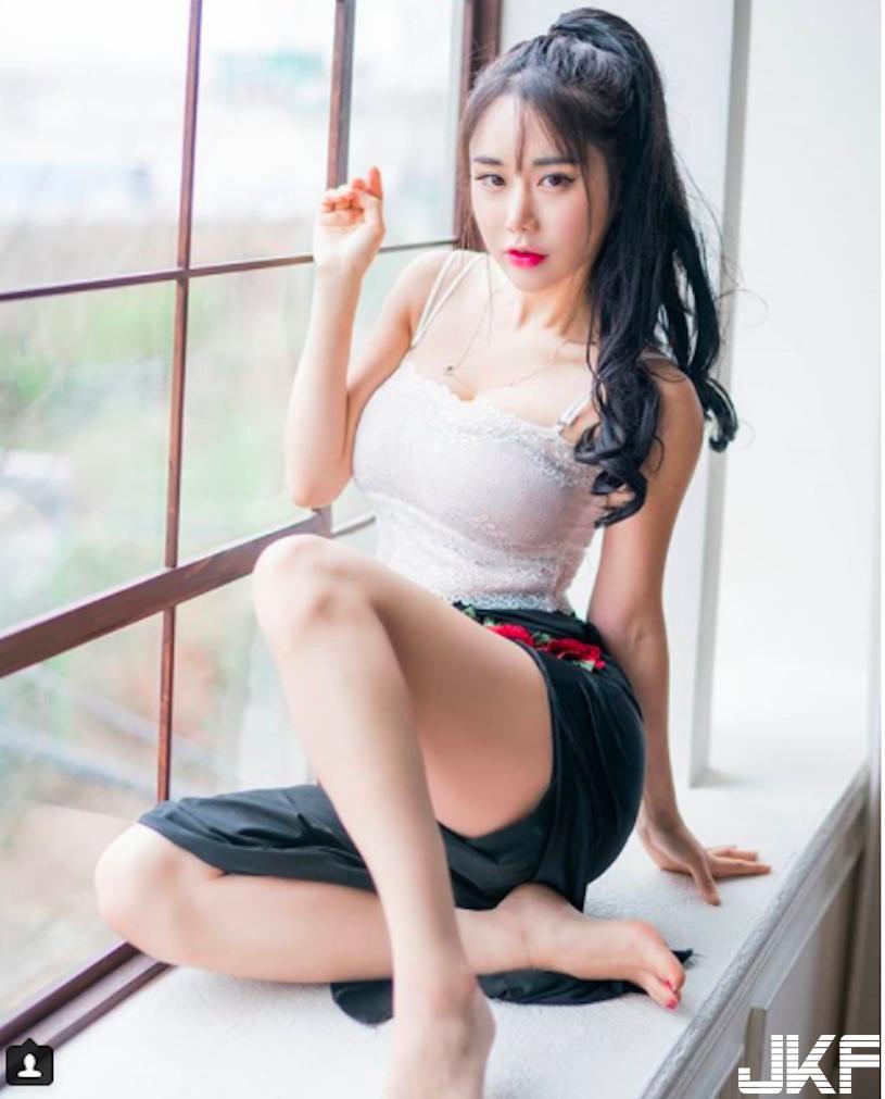 奶跟足球一样大！嫩妹侧乳「长辈形状超犯规」，一脱更是电死人！-小湿妹图(16)