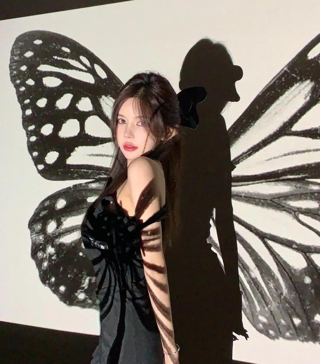 美式大卖场惊见「裸背洋装正妹」！白皙肌肤窈窕曲线超抢眼，正面还「小露酥胸」！(19)