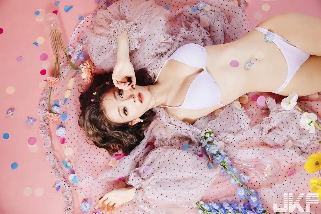 巨乳大小姐「酸酸Enny」美乳翘臀强势猛攻　性感色气「薄纱诱惑」任谁都扛不住-小湿妹图(6)