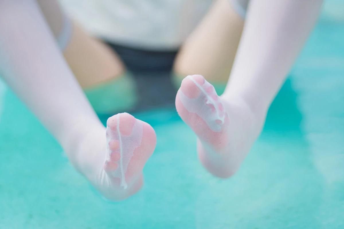 網絡美女花鈴JK死庫水主題泳池性感死庫水配白絲襪濕身秀翹臀美腿迷人誘惑寫真109P(77)