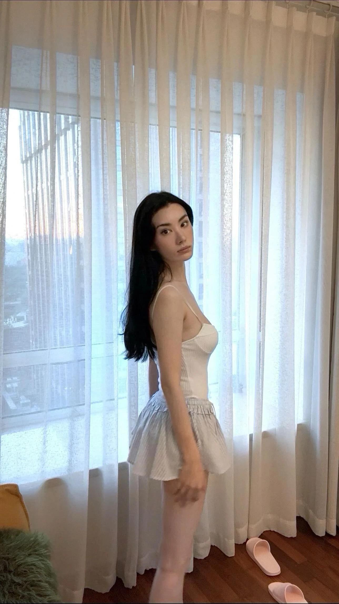 窈窕曲線「tinkymew」低胸爆乳真的超完美 超吸引人 (23P)(13)