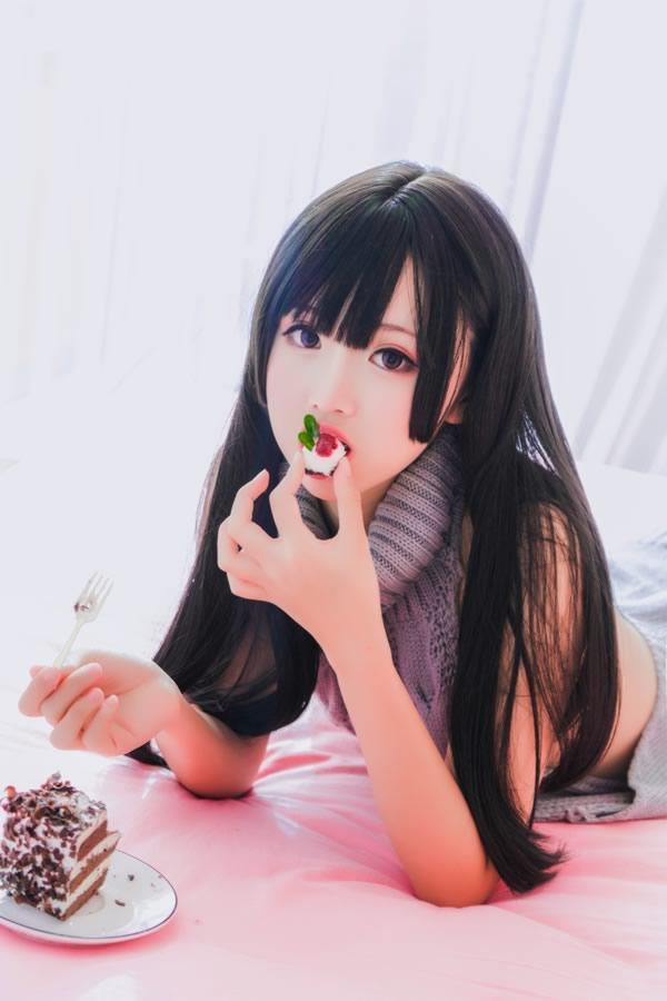 Cosplay面饼仙儿–露背毛衣私房写真
