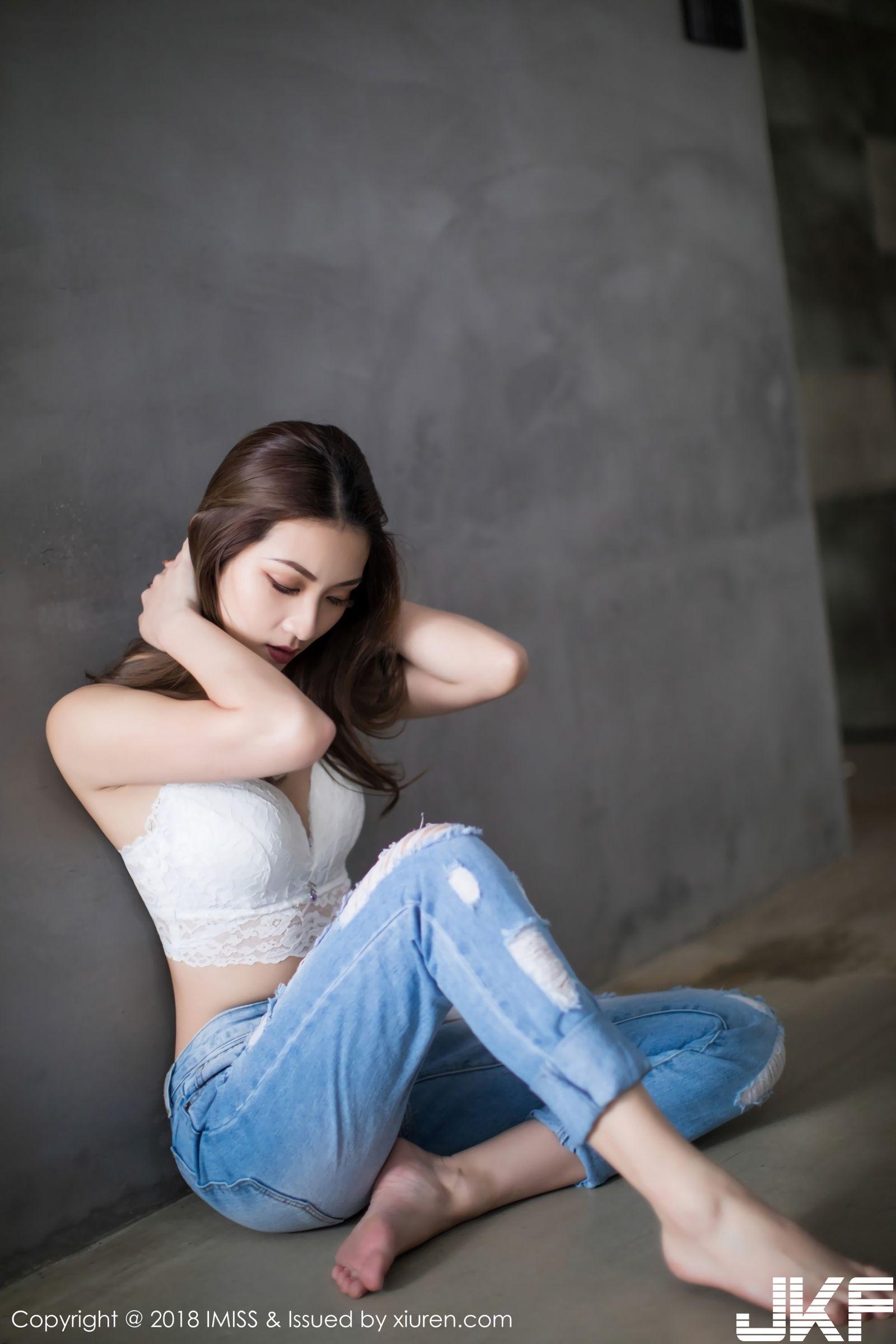 新人模特Arlie首刊 丹凤双眼圆润翘臀