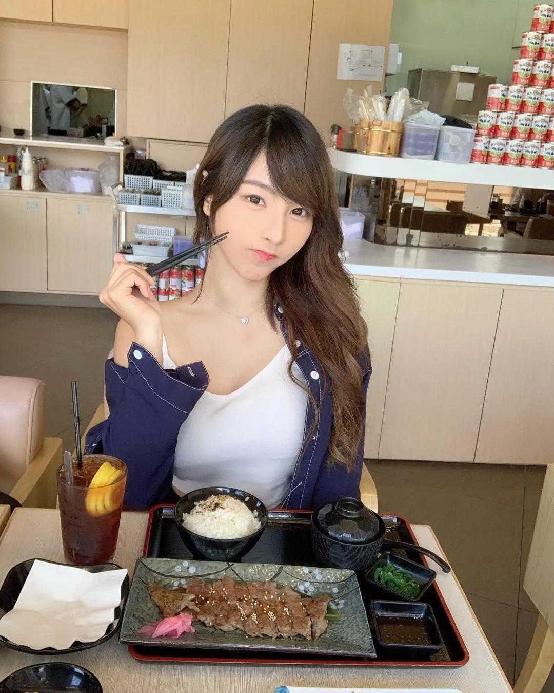 爬山发现「天菜级辣妹」超赞事业线有够养眼！傲人的销魂身材太让人迷恋啦(25)