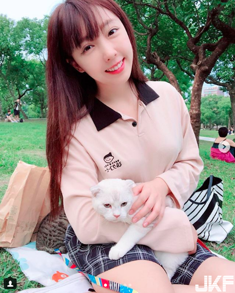 「双马尾萌妹」在家吃面面！清新小睡衣「白嫩美乳」包不住，感觉可以加料啦～-小湿妹图(5)