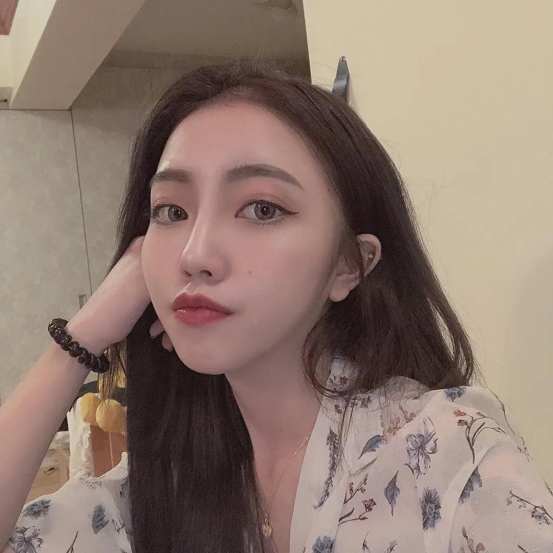 杨BB 香肩+嫩白乳露一半！网友求门(12)