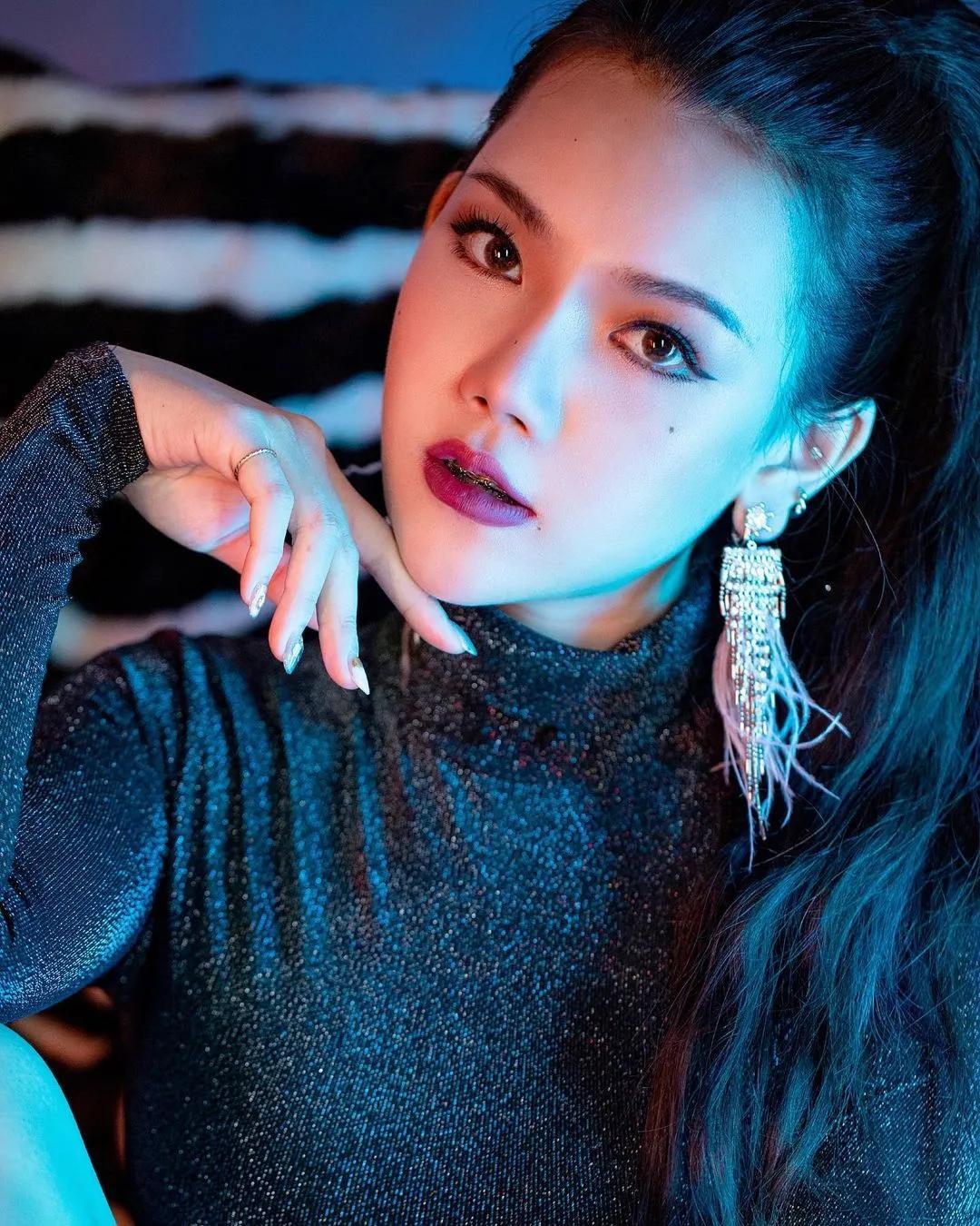 电眼魅惑女伶「昆娜Queena」解放嫩乳肉体开撩　M腿大开「下体秘境」若隐若现(11)