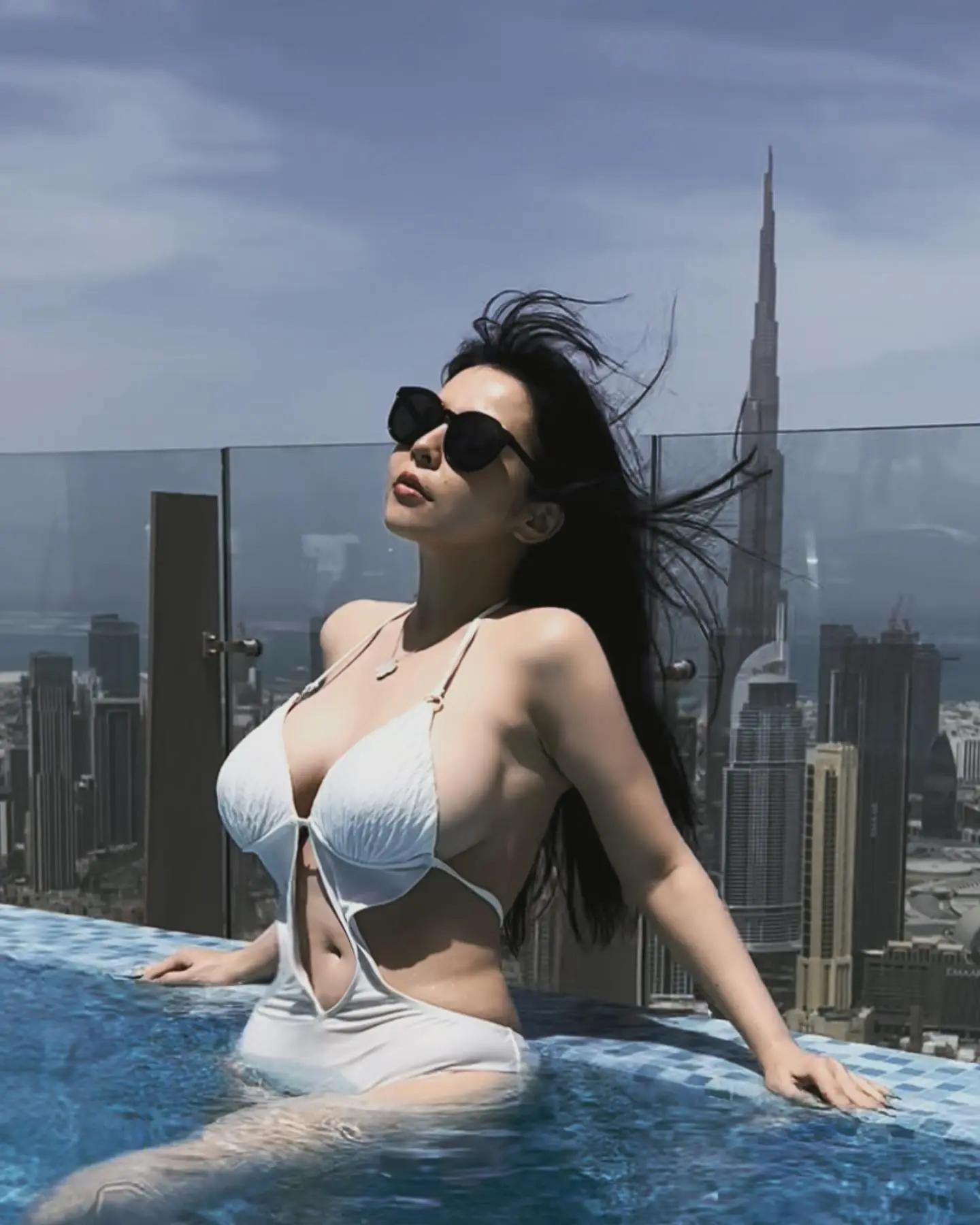 杜拜惊见猛乳妹「香菱Mandy」，游艇只穿内衣大显「巨大浮标」-小湿妹图