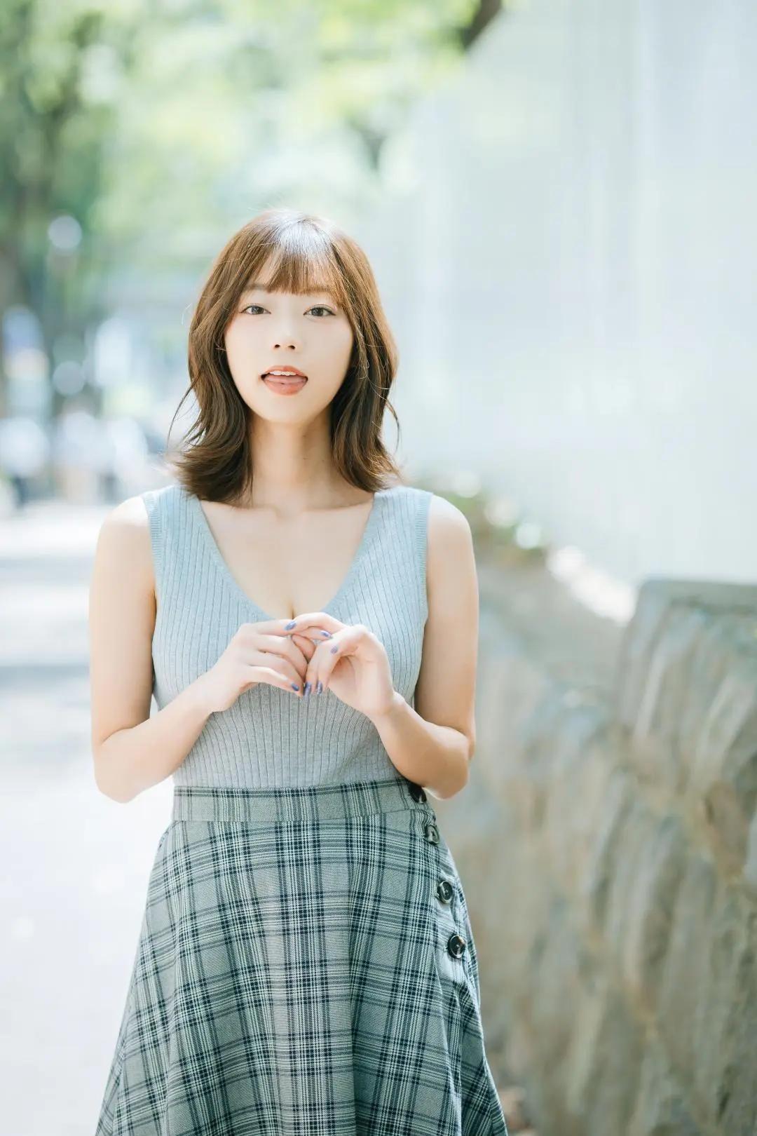 青山ひかる  水汪汪的眼睛都快不知道第一眼往哪摆