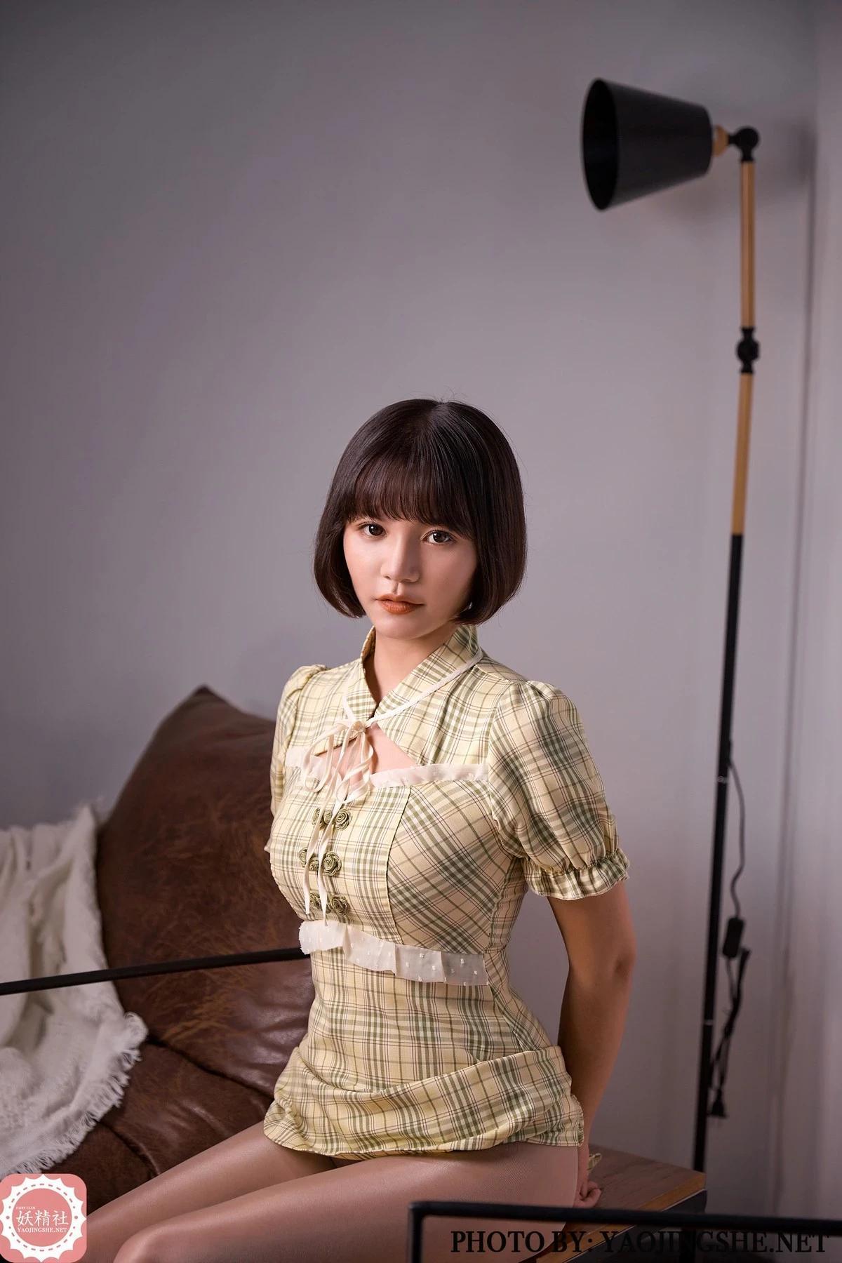 [妖精社]T2134_模特唐飛飛私房性感連衣裙配閃亮無內黑絲褲襪秀翹臀美腿誘惑寫真40P(33)