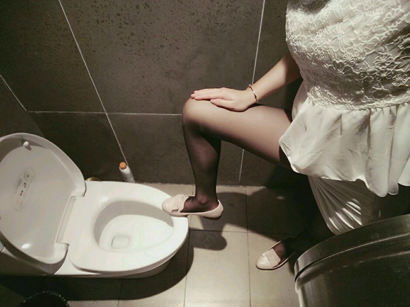 福利姬@苏苏小公主酱大尺度自拍-学校男厕照片(5)