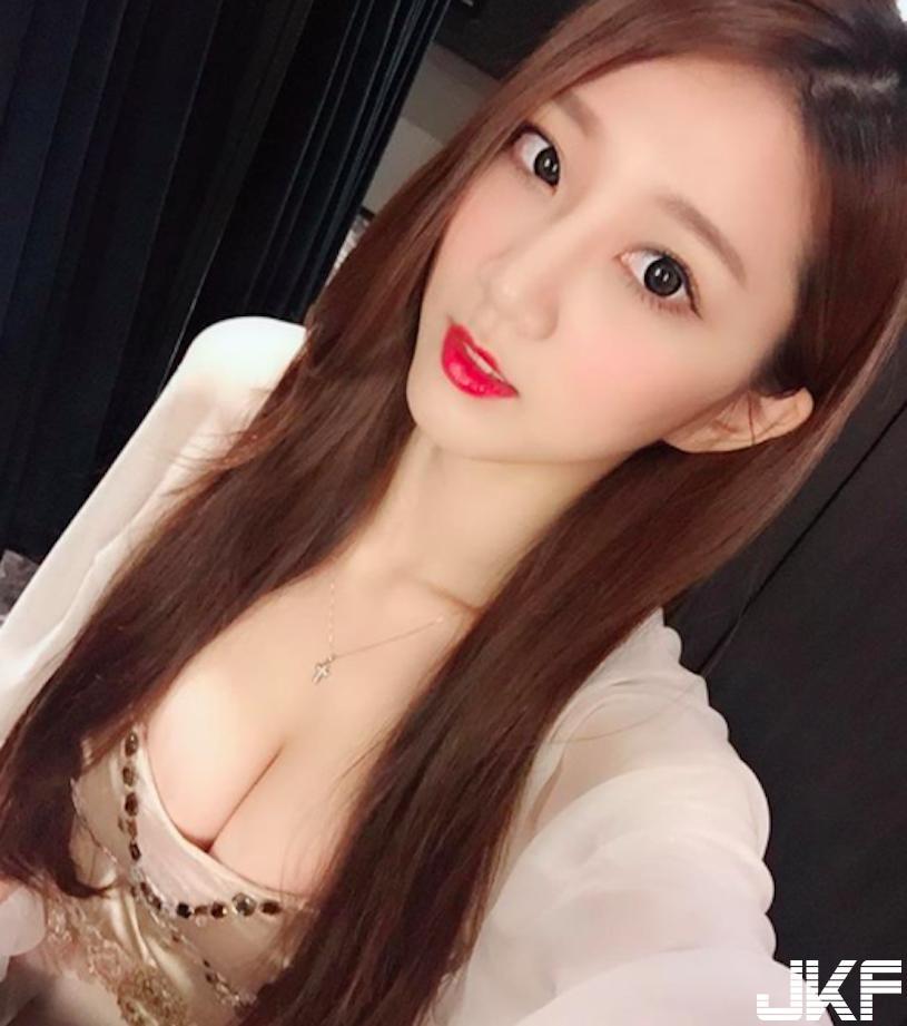 正妹试衣间「浑圆美胸」太惊人，纤腰搭配「S级身材」根本极品啊！(10)