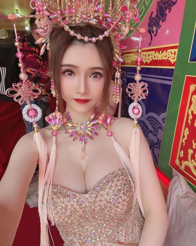 正妹礼生「黄小羚」S曲线超诱人，「浑圆胸型」让人著迷！-小湿妹图(3)