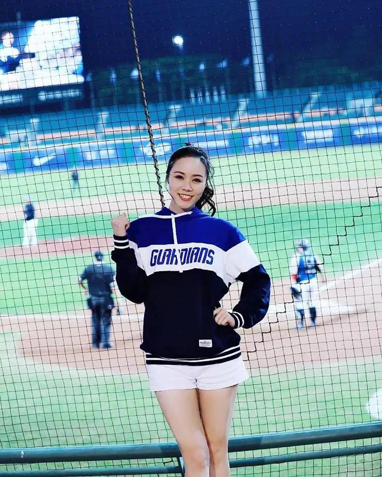 元气美少女「Shanshan姗姗」甜蜜打气，俏丽可爱小短裙活力十足！(5)