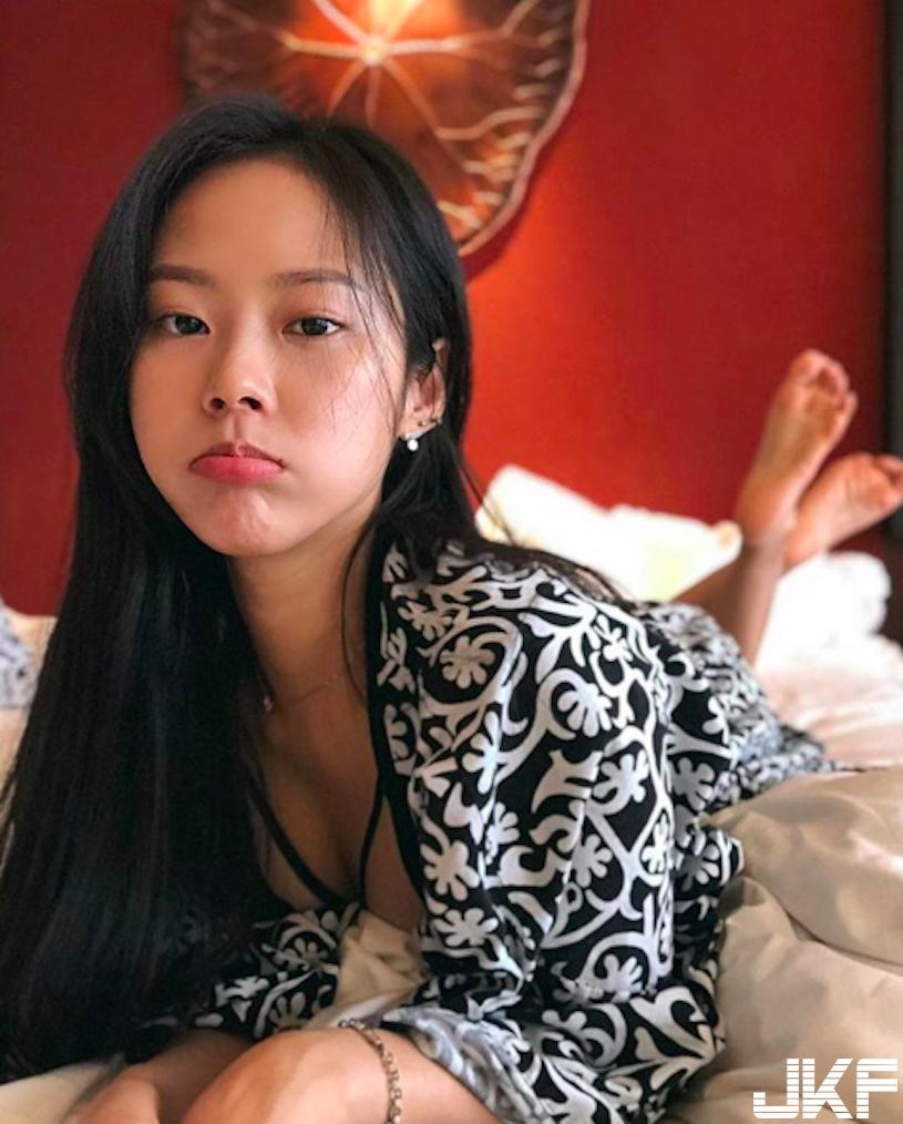 正面也好厉害啊！「美尻长腿妹」背后视角好杀，转过来竟「满满溢出来」正面更有看头！-小湿妹图(10)