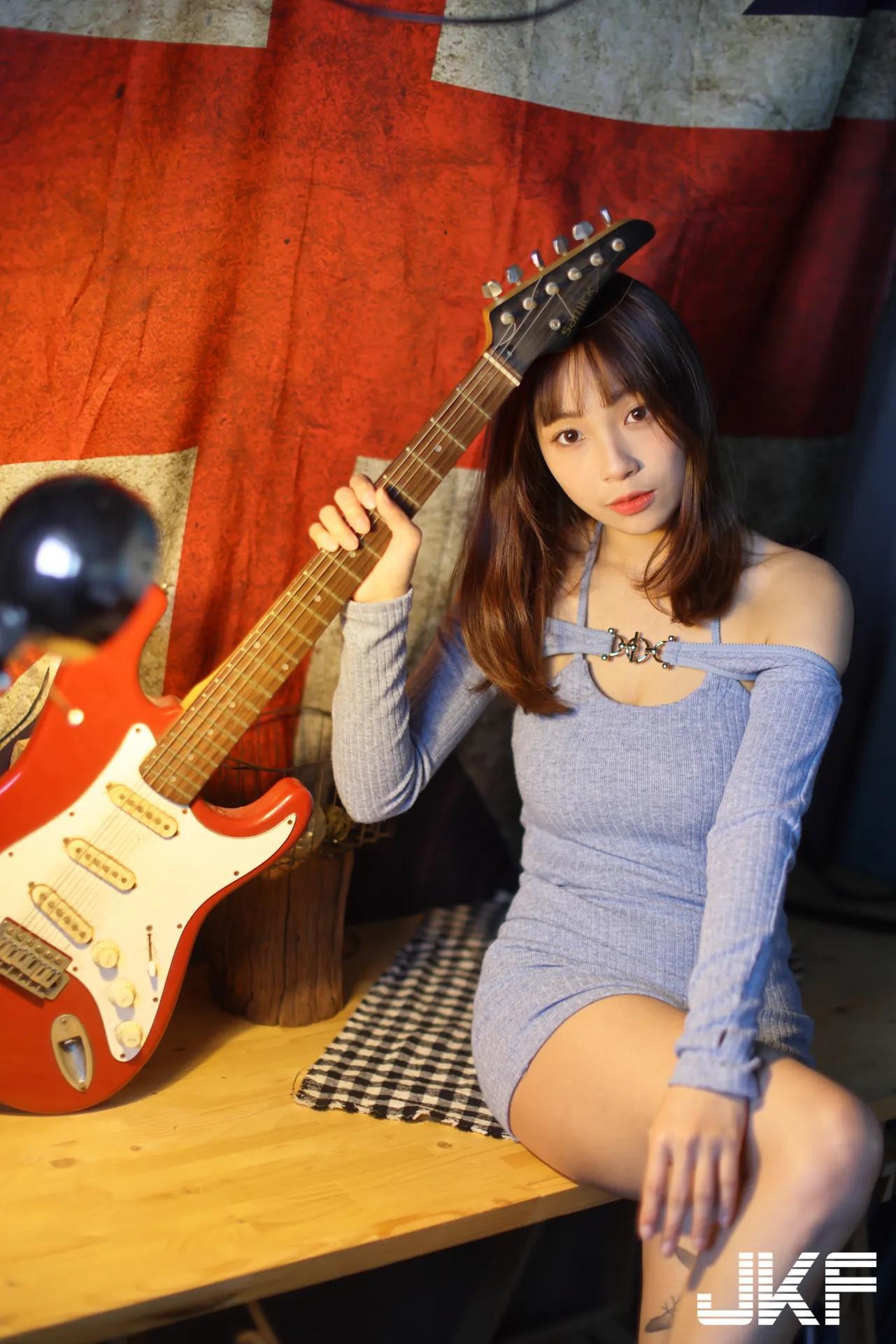 吉他小才女「安然」贴身洋装好犯规！秀「爆乳美腿」还不小心露出小裤裤！(45)