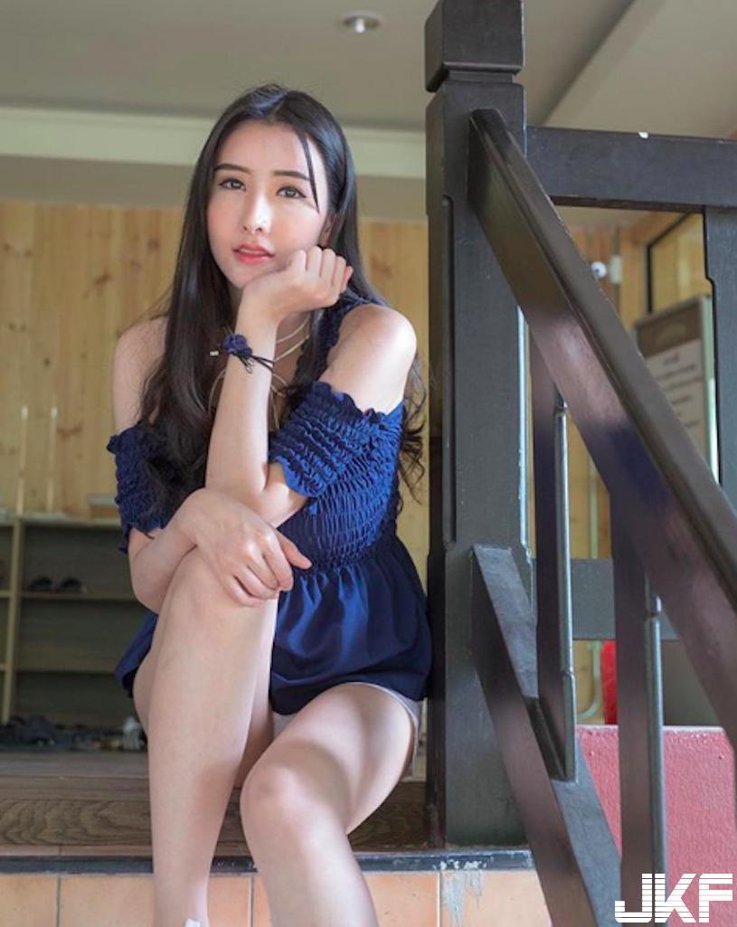 惹火辣妹「车头灯好巨大」！躺床「性感表情」辣到受不了…-小湿妹图(16)