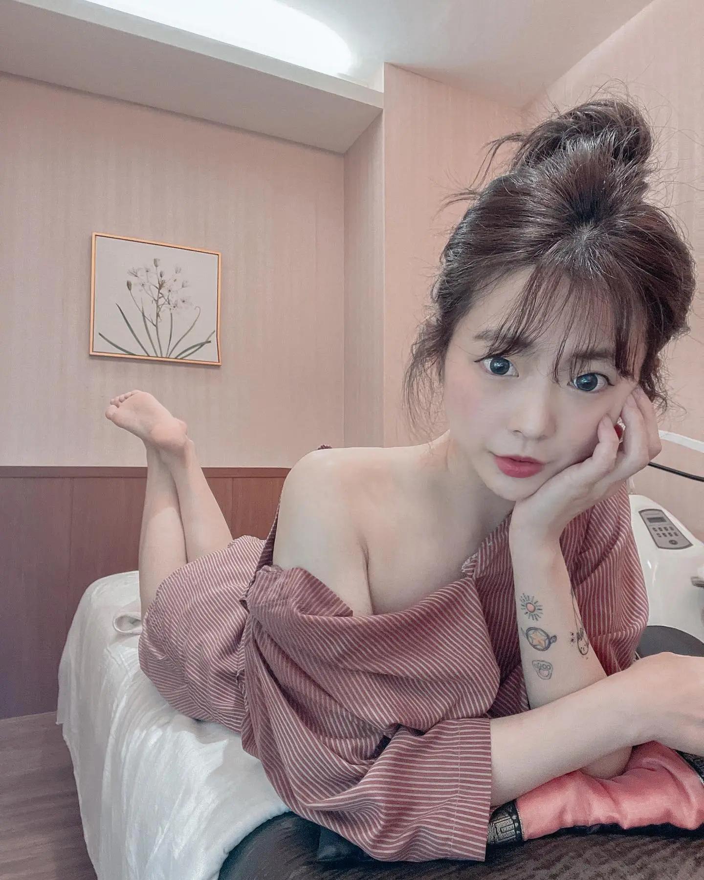 美颜妹子「阳光廷廷」低胸礼服好犯规！超养眼曲线「眼睛狂吃冰淇淋了」