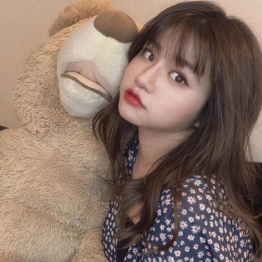 何华 有著甜美脸蛋...搔首弄姿超撩人(2)