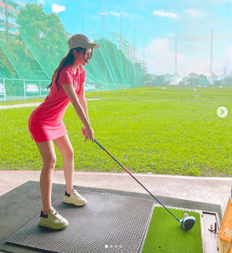 音乐甜心Patty打高尔夫「姿势太诱人」，火辣「浑圆S曲线」现形！-小湿妹图(4)