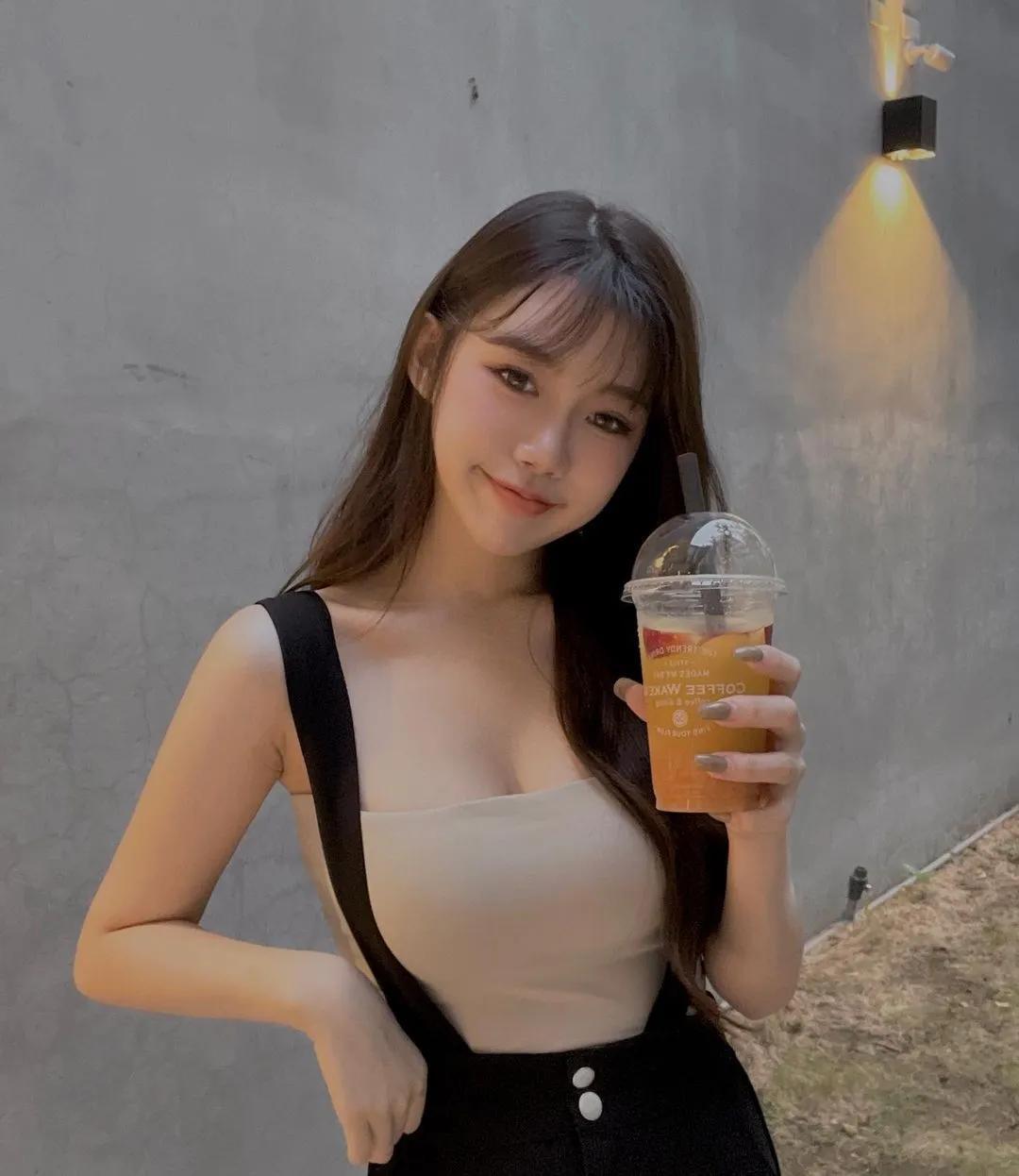 「天菜纹绣师」沙发上卷白嫩美体，「性感腿根」让人想一起废宅(10)