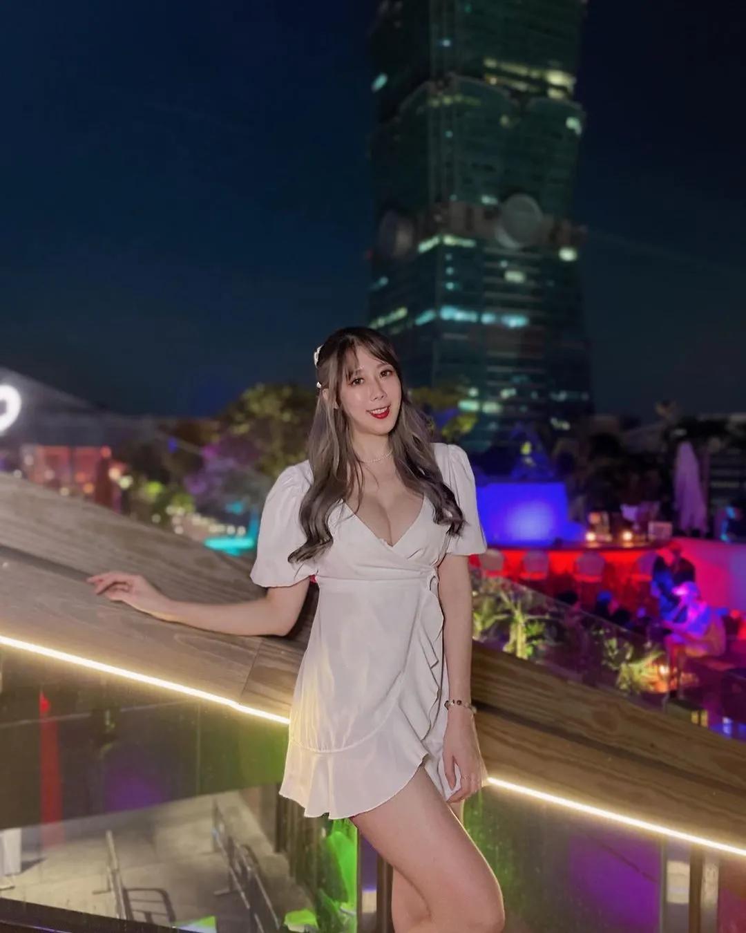 巨乳网拍板娘「贝贝Beibei」性感辣体撩欲不间断　情趣服下销魂胴体若隐若现(17)