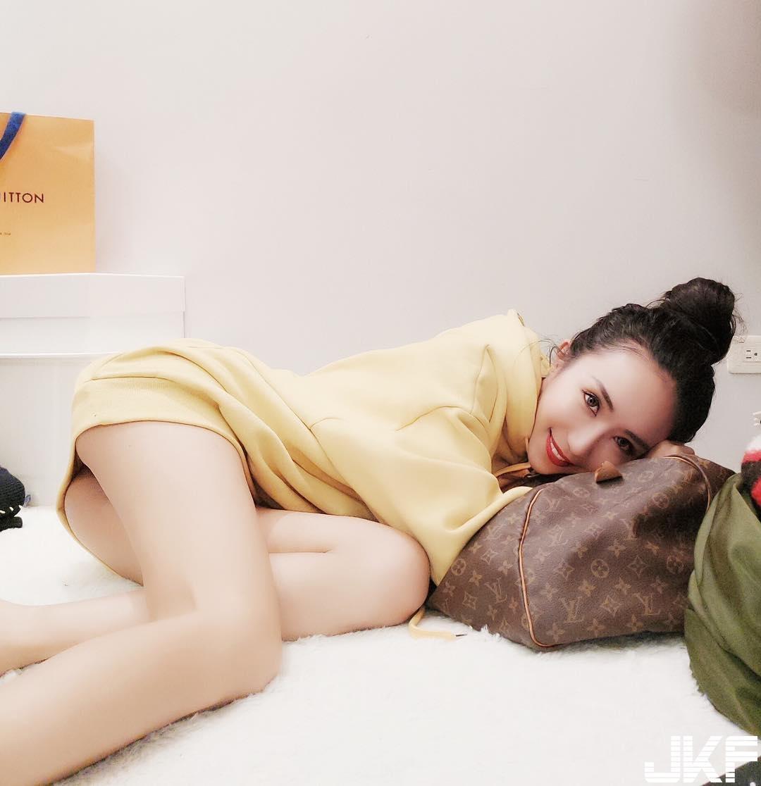 正妹深夜晒超火辣「极品美臀」！各种居家诱人视角让人睡不著！-小湿妹图(27)