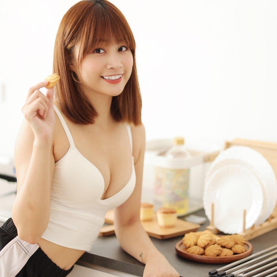 清甜正妹「虎牙陈伊」绝美颜让人秒恋爱「白皙深沟」无止尽！有够销魂(1)