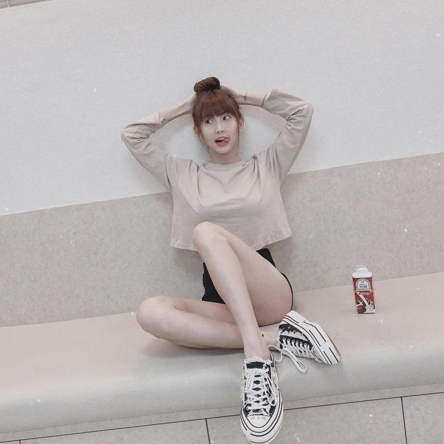 极品正妹「粿粿Meigo」腿部线条超光滑，白皙辣腿和小蛮腰一次展现！(2)