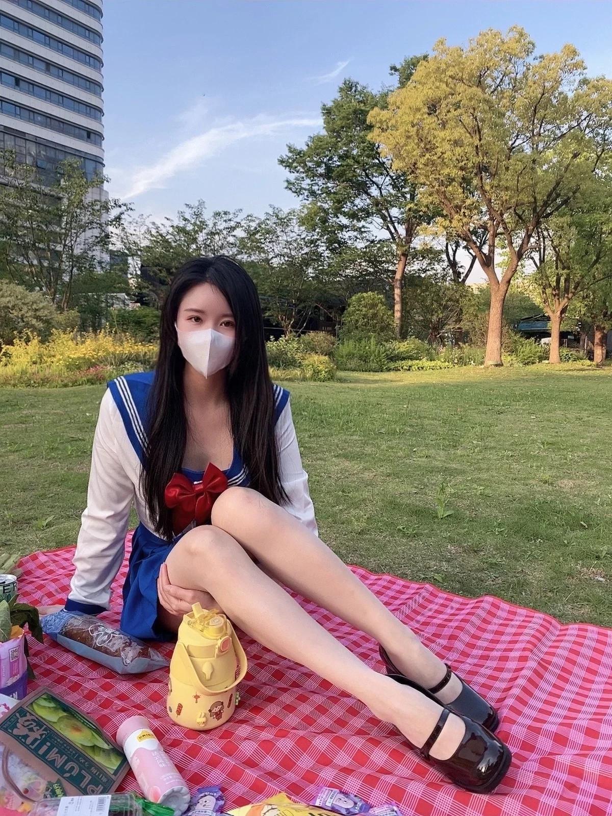 網絡美女軟妹小九九戶外野餐主題性感JK短裙配超薄肉絲秀白嫩美腿誘惑寫真58P(53)