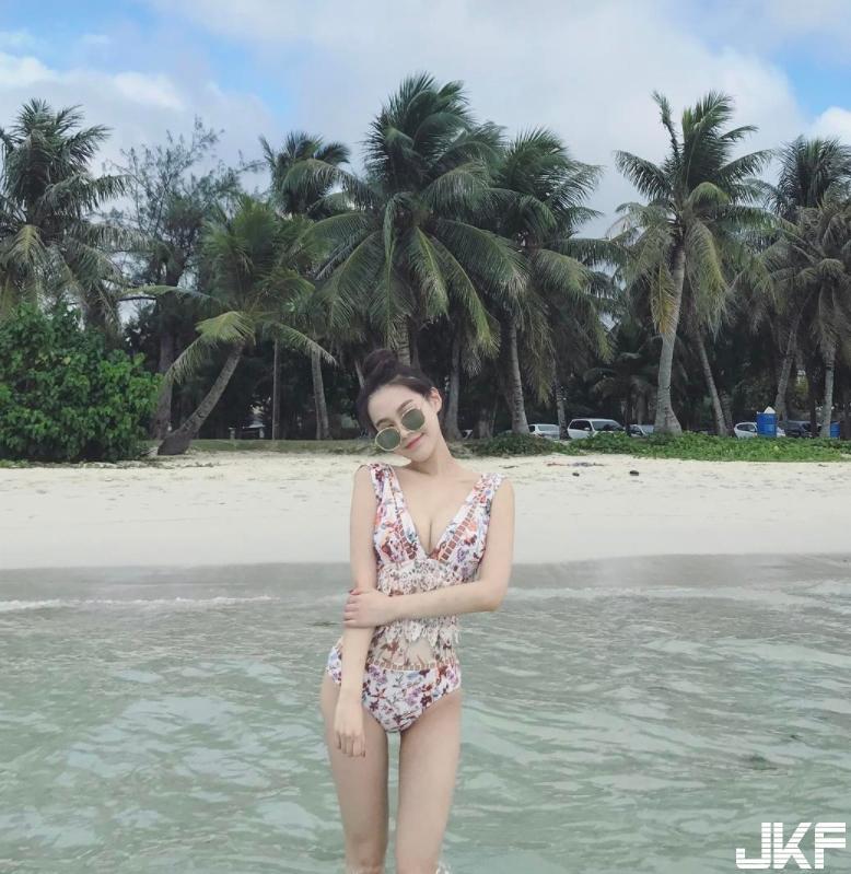 颜值太逆天！略带「忧郁的电眼」搭上紧致身材，每个画面都美到不要不要！-小湿妹图(22)