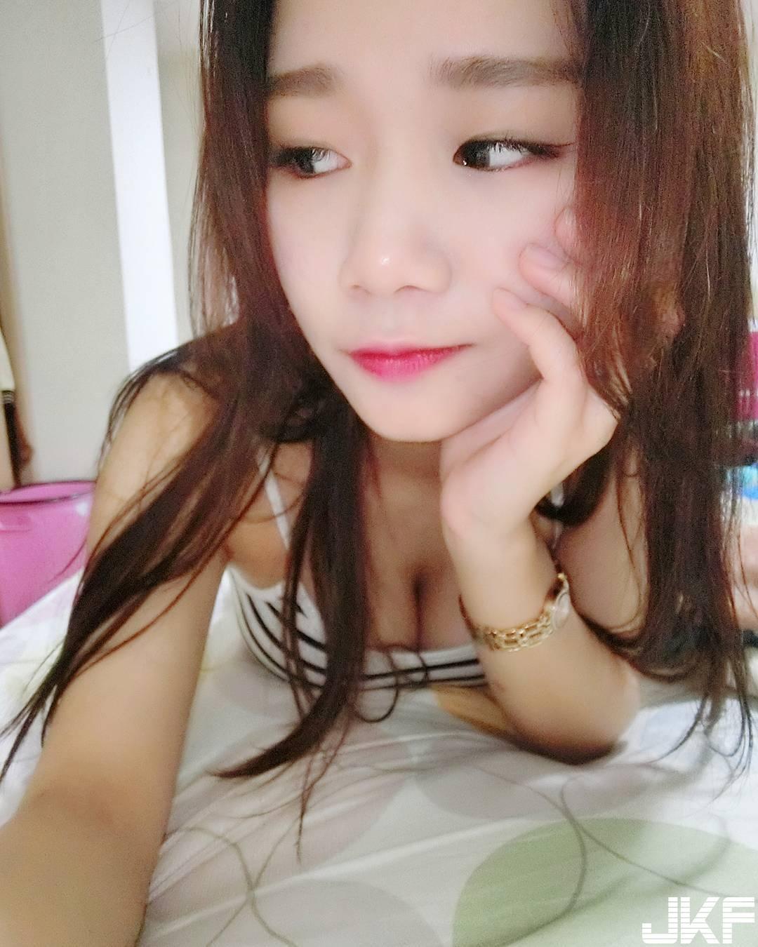 浑圆乳球妹把萤幕塞满满！「巨乳纤腰」的倒三角形身材实在有够猛！-小湿妹图(15)