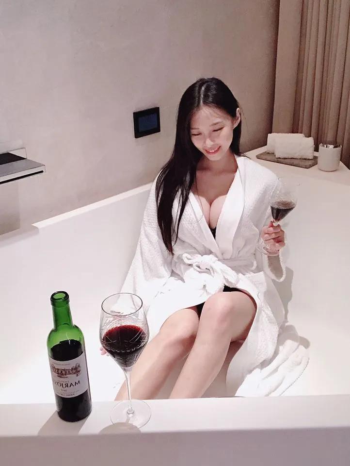 钢琴、琵琶她都会！性感才女「蔡凡凡」气质脸蛋下，竟还有著「E 级棒」好身材！(12)