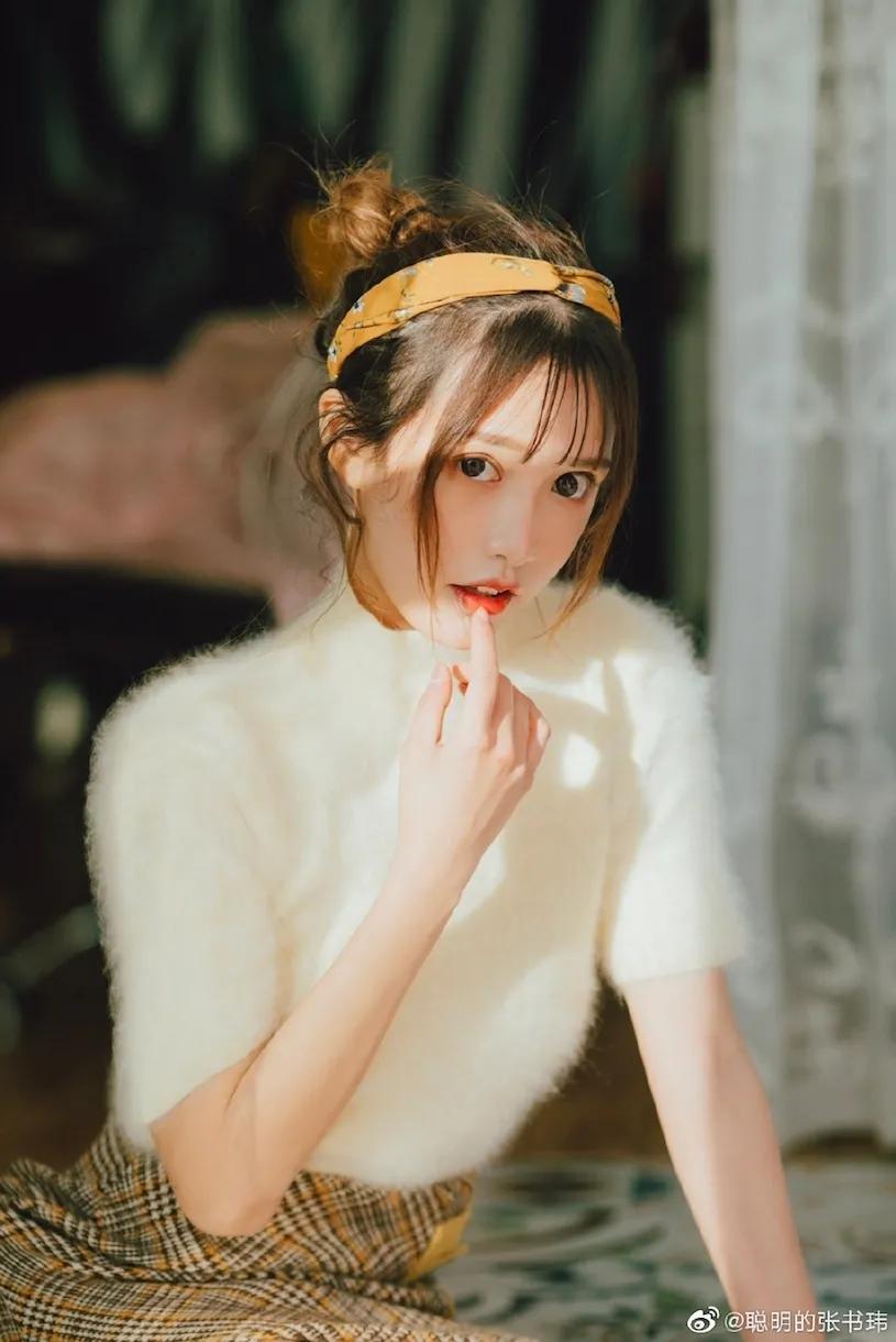 好甜！可爱「外拍小仙女」张书玮，穿制服太萌「粉丝都想带她上学」！(4)