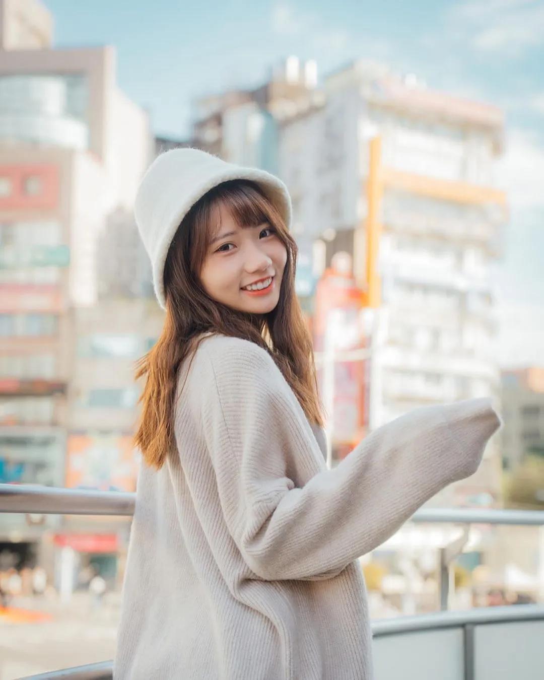 可爱美眉「nimo尼莫」超胸美乳一个弯腰就要掉出(16)