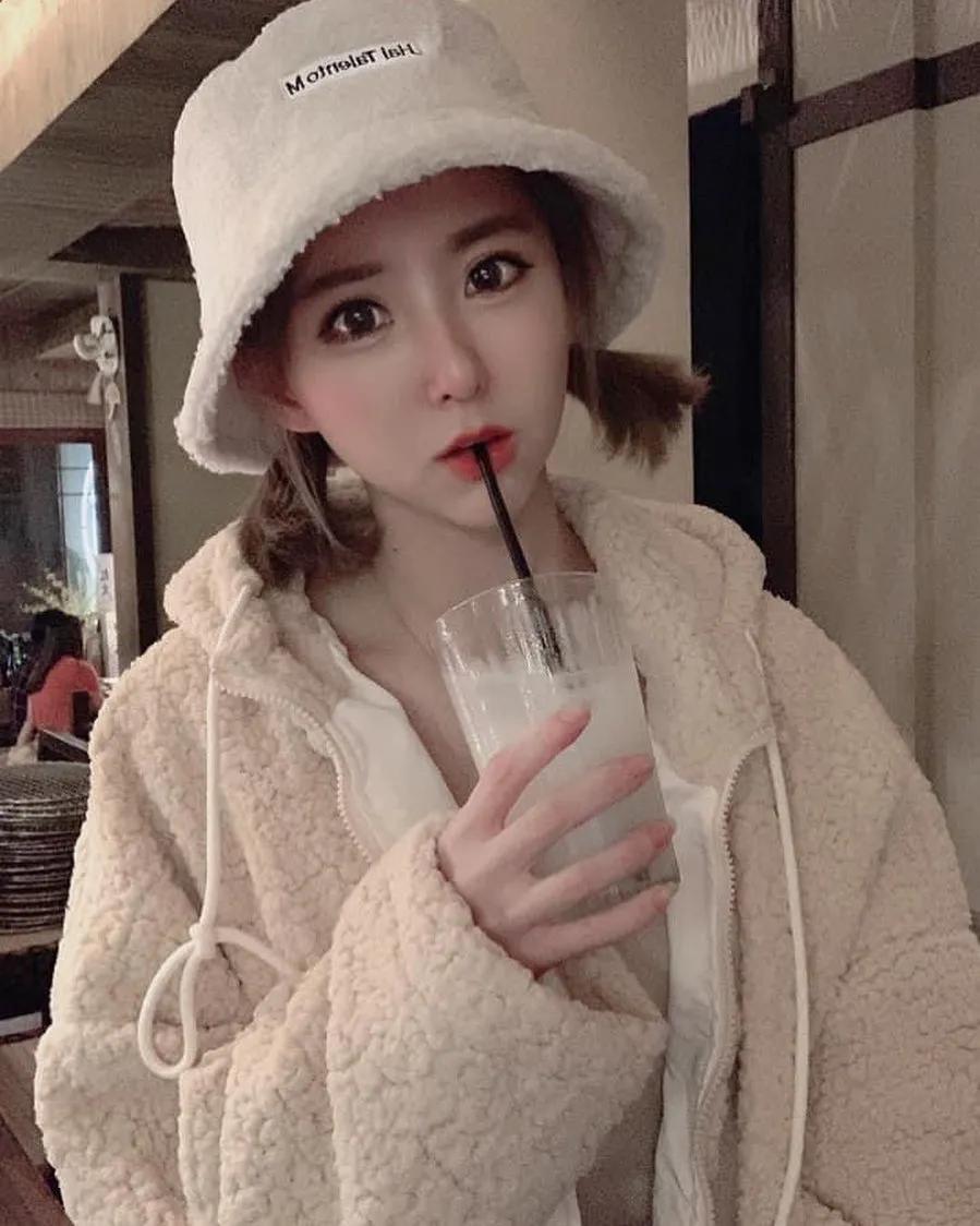 正妹「苏珊 Susan」陪你性感过好年，美艳爆乳装「酥胸超明显」！(10)